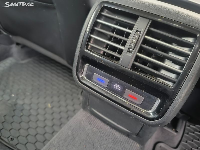 Volkswagen Passat R-LINE,MAX VÝBAVA,KRÁSNÝ,1.MAJ - fotka 12 z 29