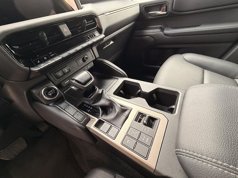 Toyota Land Cruiser 2.8-INVINCIBLE-ZÁRUKA-DPH - fotka 16 z 77
