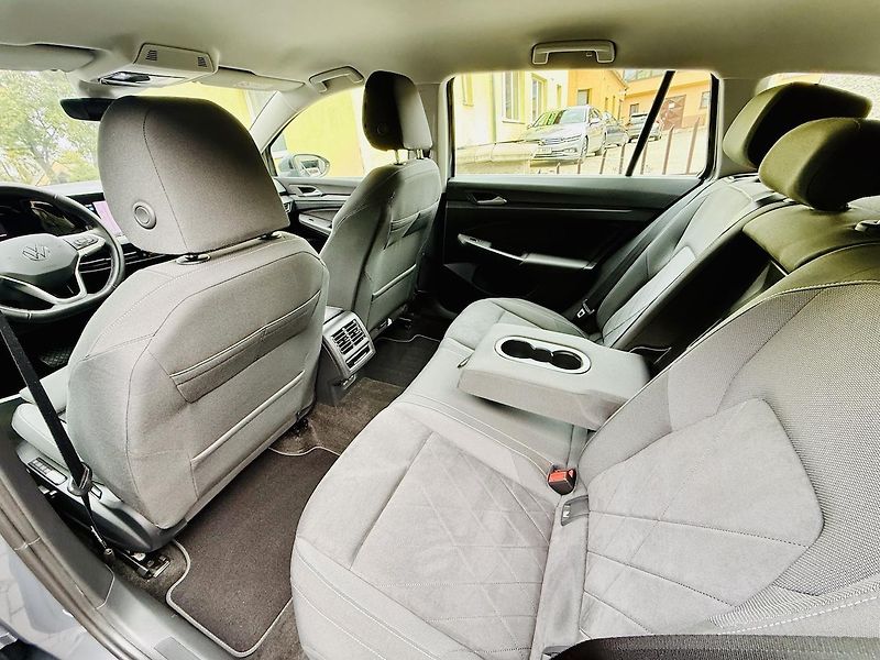 Volkswagen Golf (2023) 1.5 eTSI 110 kW mHEV Style DSG - fotka 10 z 21