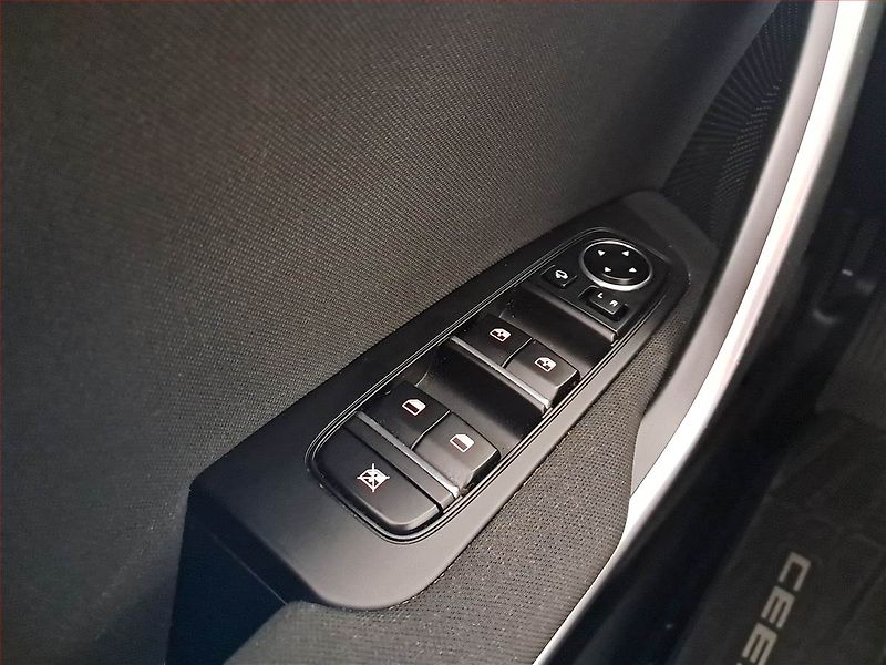 Kia Ceed (2025) 1.5 T-GDI - fotka 17 z 19