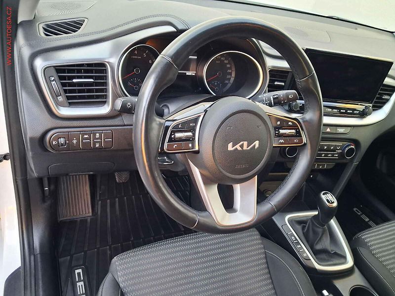 Kia Ceed (2022) 1.5T-GDi, 1.maj,ČR, Navigace - fotka 12 z 17