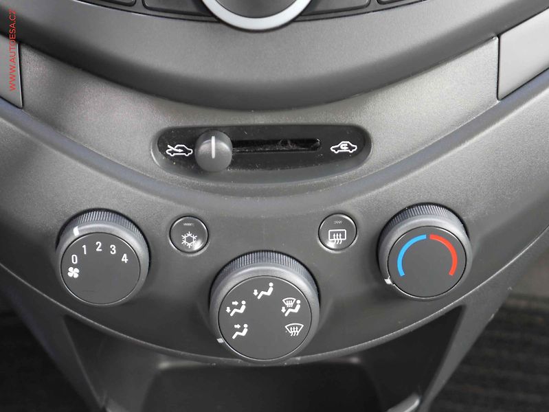 Chevrolet Spark (2011) 1.0i, AC - fotka 14 z 15