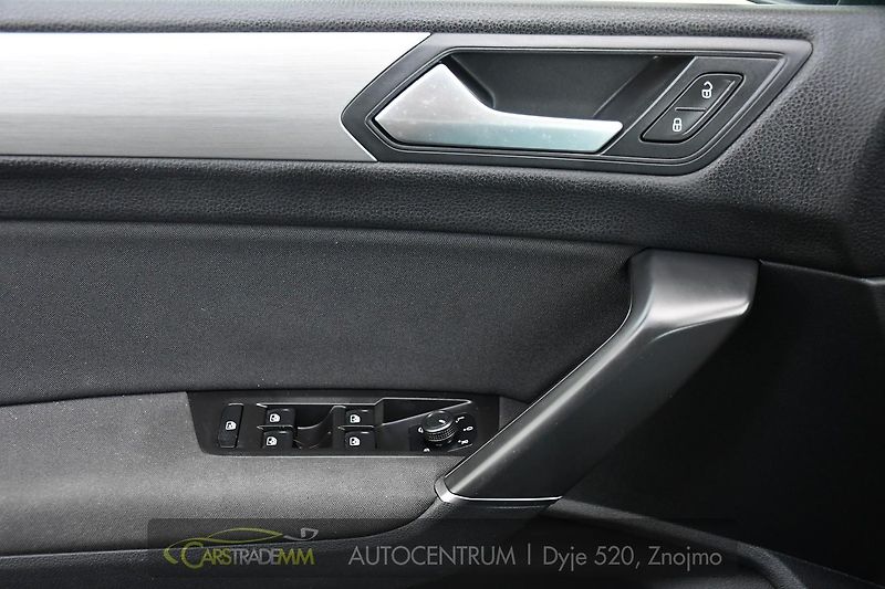 Volkswagen Touran 2.0TDi DSG TAŽNÉ 2xKOLA  - fotka 28 z 52