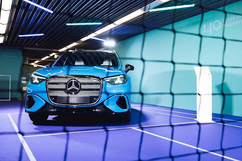 Mercedes-Benz letos odstartoval novou éru jako globální partner ženského tenisu (WTA). Své ambice v tomto sportu nyní potvrzuje i v České republice, kde v rámci ostravského turnaje představuje dvě klíčové novinky: novou generaci modelů GLB a GLC.
