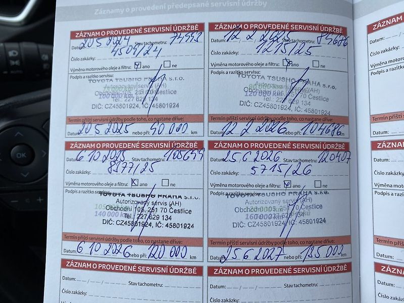 Toyota Corolla 1.8HSD, ČR, Executive VIP - fotka 20 z 23