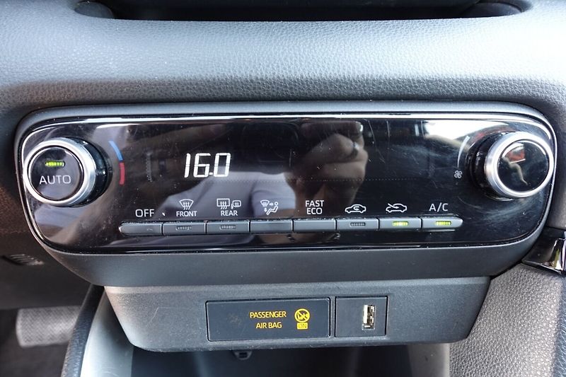 Toyota Yaris 1,5 HEV Comfort - fotka 20 z 26