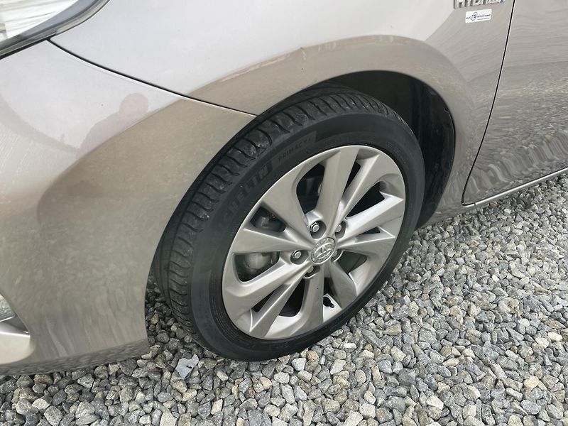 Toyota Auris 1.8i 16v HYBRID AUT NAVI CAM!! - fotka 10 z 166