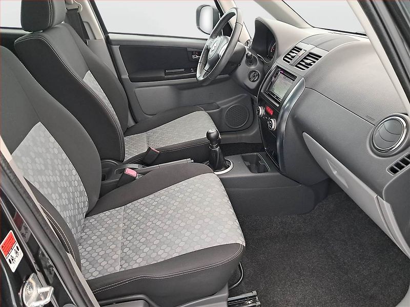 Suzuki SX4 (2013) 1.6 VVT, 4X4, ČR,1.maj - fotka 9 z 18