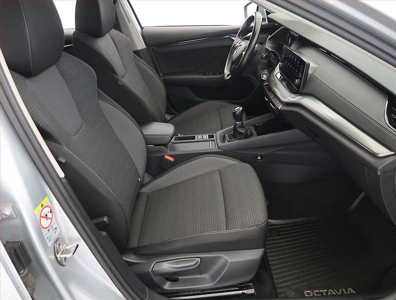 Škoda Octavia (2023) Ambition 2.0 TDI, ČR,1.maj - fotka 9 z 25