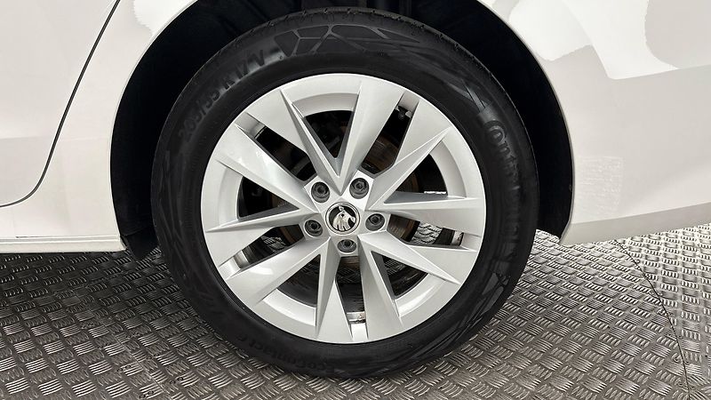 Škoda Octavia 2.0 TDI DSG Style Combi - fotka 19 z 27