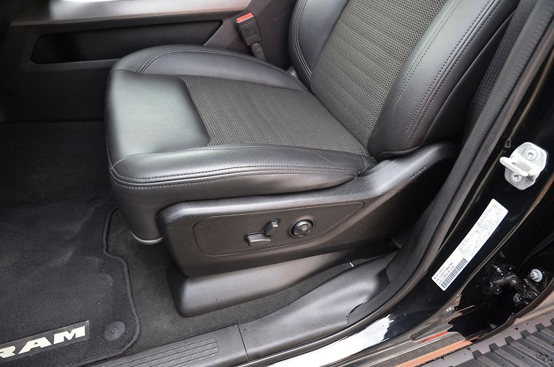 Dodge RAM (2022) 1500 BIGHORN 5.7 V8 HEMI 4x4  - fotka 24 z 51