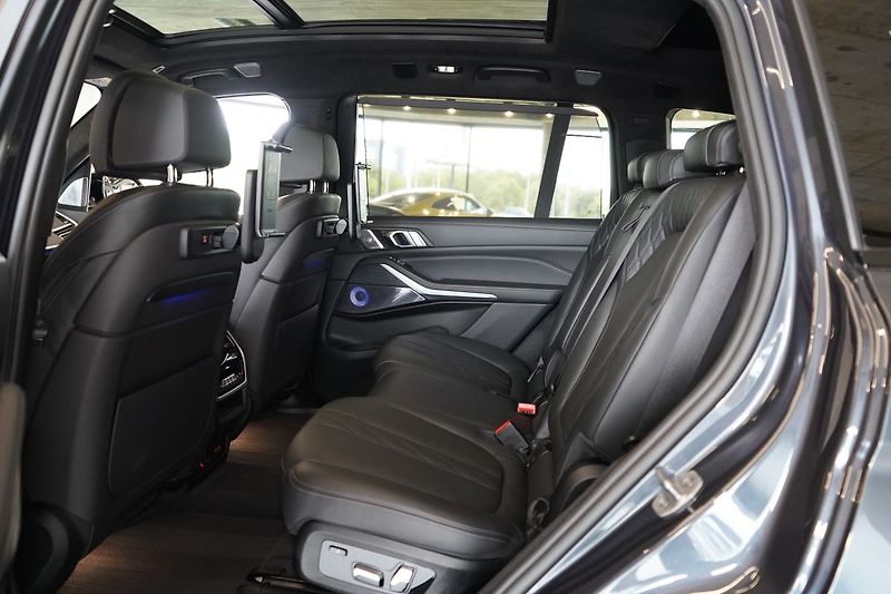 BMW X7 M50i xD, Executive Drive Pro - fotka 43 z 50