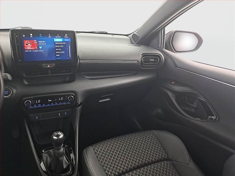 Toyota Yaris (2022) 1.5 VVT-i, Serv.kniha, Kůže - fotka 8 z 21