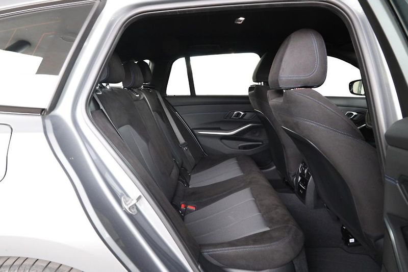 BMW Řada 3 330i xDrive Touring - fotka 6 z 25