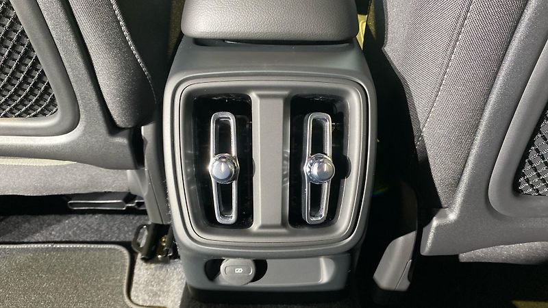 Volvo XC40 (2026) CORE, B3 FWD, 120+10 kW / 163+ - fotka 13 z 14