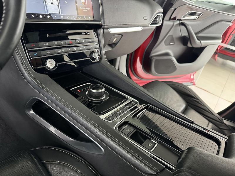 Jaguar F-Pace 20d AWD*AUT*R-SPORT*LED*Panora - fotka 25 z 39