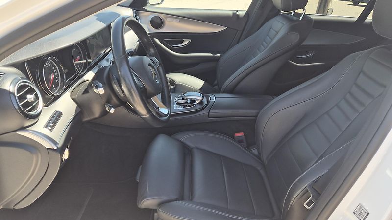 Mercedes-Benz Třídy E 350d 4Matic Exclusive - fotka 14 z 21