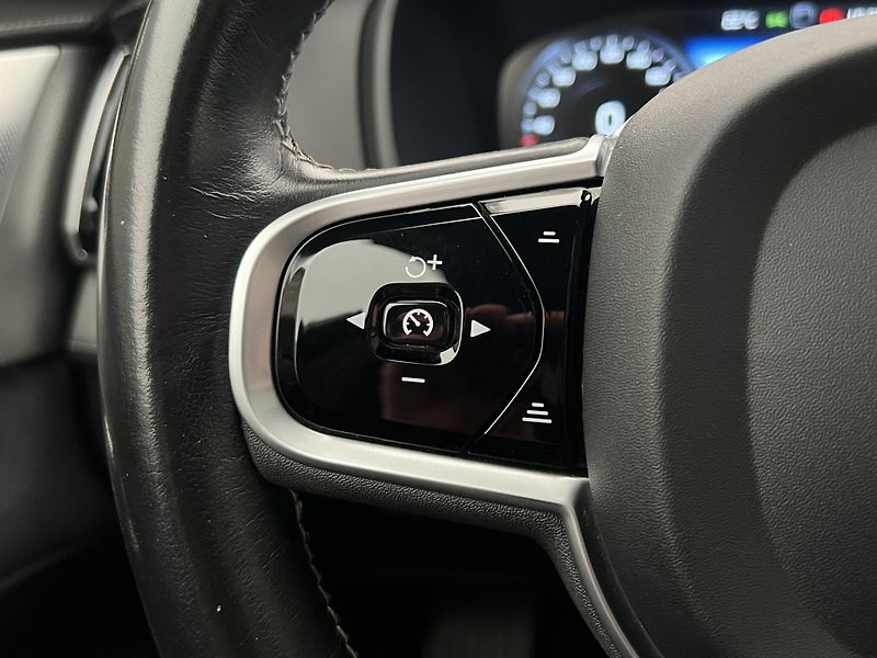 Volvo XC90 B5 AWD R-DESIGN AUT 7 MÍST - fotka 25 z 48