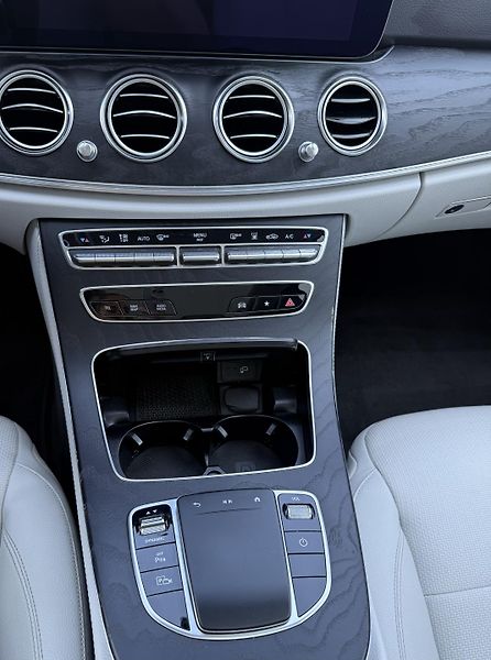 Mercedes-Benz Třídy E (2020) 4MATIC, AMG Line, původ ČR - fotka 12 z 24