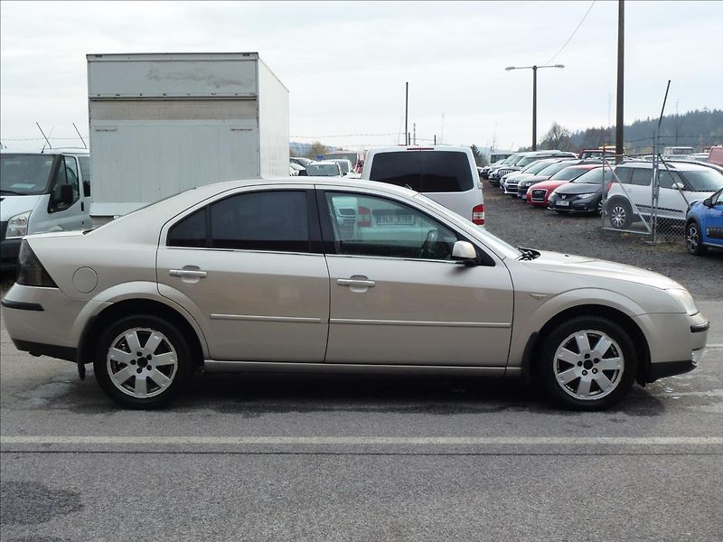 Ford Mondeo 2,5 i V6 24V Ghia Automat - fotka 4 z 49
