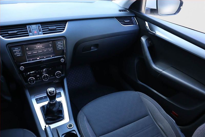 Škoda Octavia (2019) 1.6 TDI, Tempomat - fotka 8 z 18