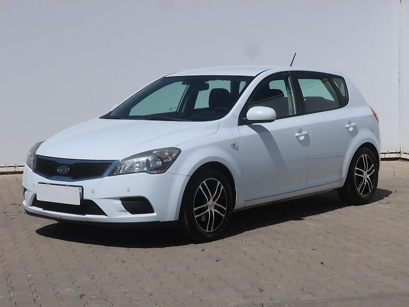 Kia Ceed (2011) 1.4 CVVT, Serv.kniha - fotka 2 z 14