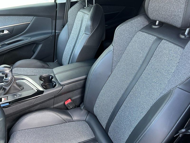Peugeot 5008 (2019) 1.2PT 96kW ALLURE+ 7-míst - fotka 16 z 38