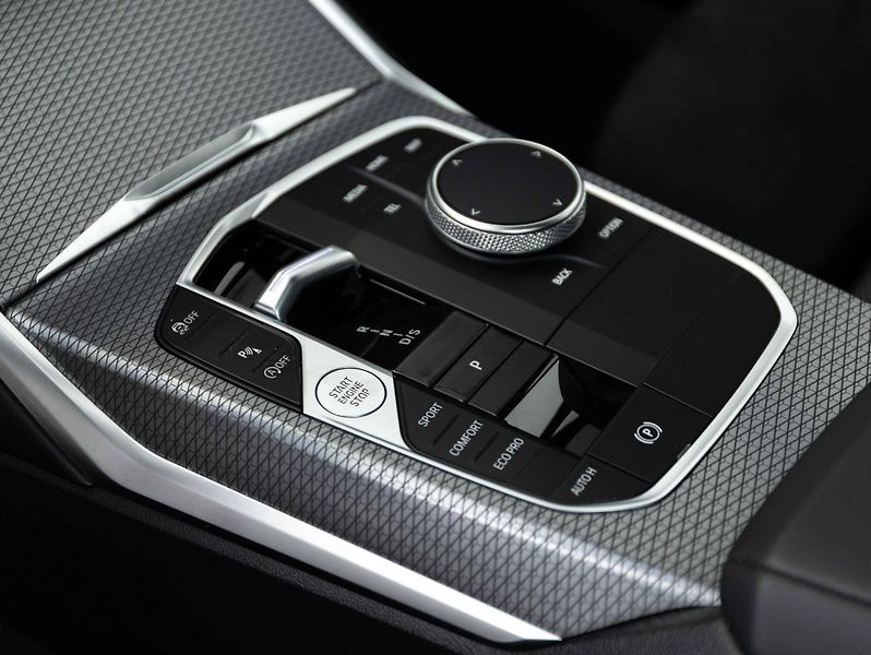 BMW Řada 3 330i xDrive Touring - fotka 15 z 21
