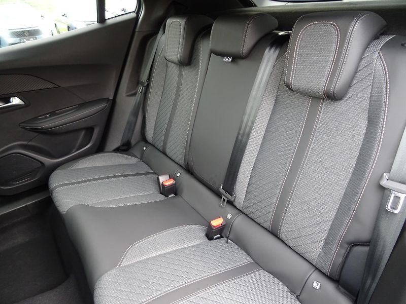 Peugeot 2008 (2026) ALLURE Turbo 100k MAN6 - fotka 17 z 43