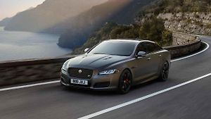 Jaguar XJR575.