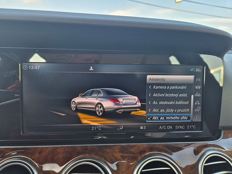 Mercedes-Benz Třídy E 4MATIC Avantgarde - fotka 24 z 28
