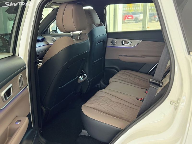 Chery Tiggo 8 (2025) UNIQUE 1,5 TGDI 7míst Panorama - fotka 14 z 16