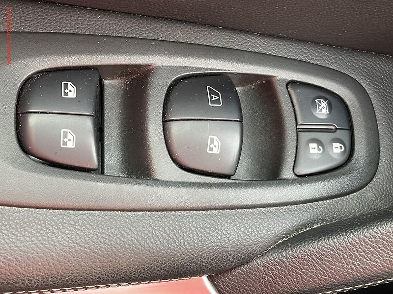 Renault Kadjar (2018) 1.6 DiG-T, BOSE, LED, navi - fotka 20 z 21