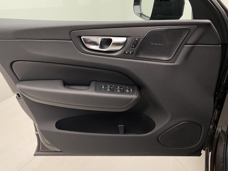 Volvo XC60 B5 AWD DARK PLUS REZERVACE - fotka 7 z 57