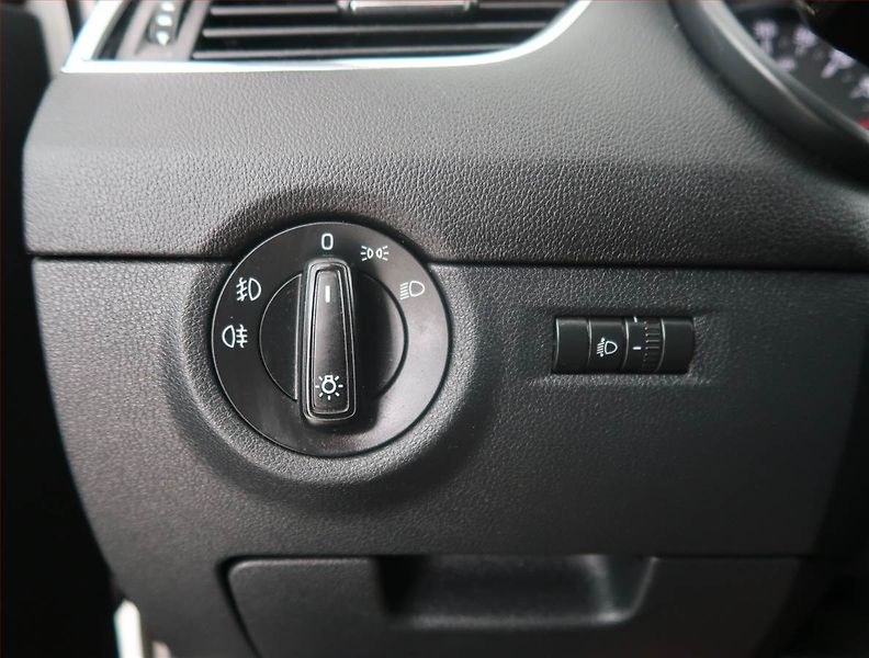 Škoda Octavia (2013) 1.6 TDI, Tempomat - fotka 15 z 18