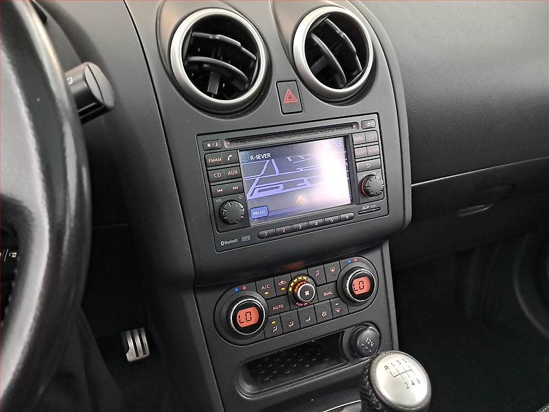 Nissan Qashqai (2011) 2.0 dCi, Navi, Tempomat - fotka 12 z 17