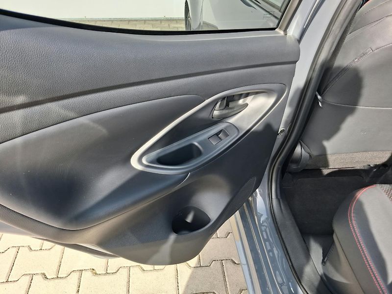 Toyota Yaris 1.5 HSD e-CVT GR-Sport - fotka 22 z 24