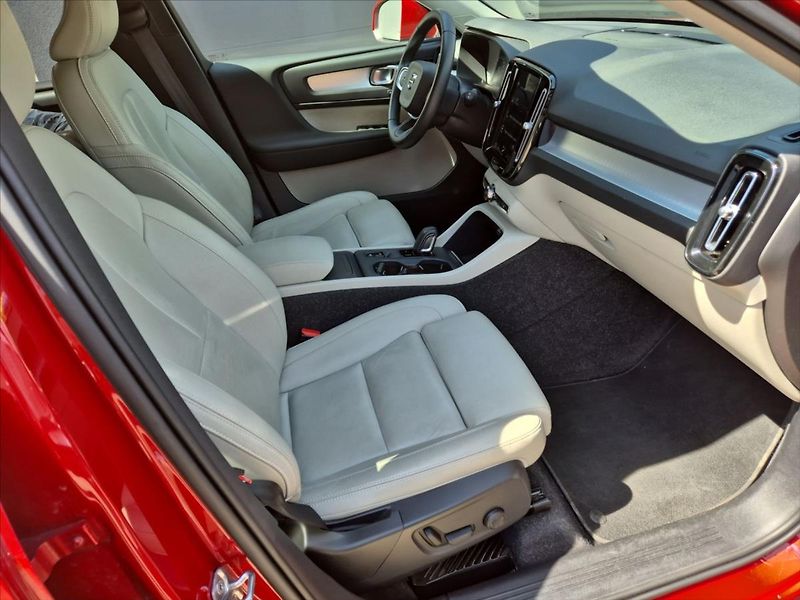 Volvo XC40 2,0 B4 AWD AT - fotka 14 z 19