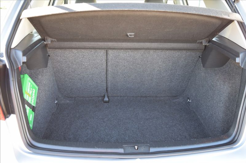 Volkswagen Golf 1,4 i 59KW NOVÁ STK ALU - fotka 14 z 35