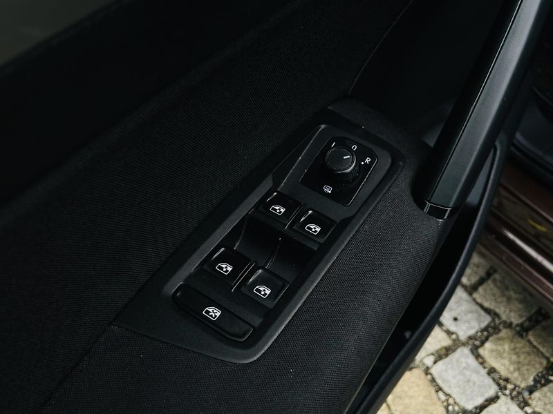 Volkswagen Touran 1.2TSI MANUÁL 7MÍST SERVISKA - fotka 33 z 42