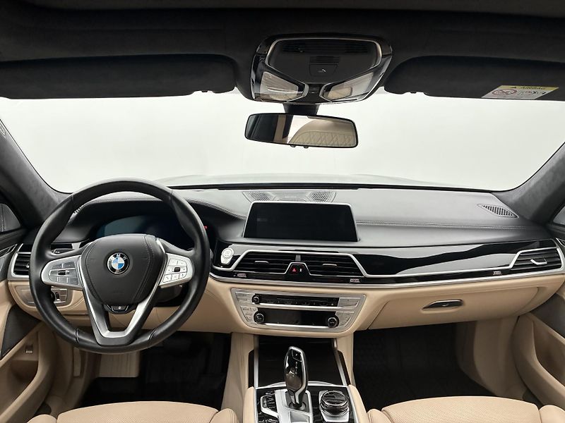 BMW Řada 7 4,4 390kW 750Li xDrive CZ - fotka 16 z 39