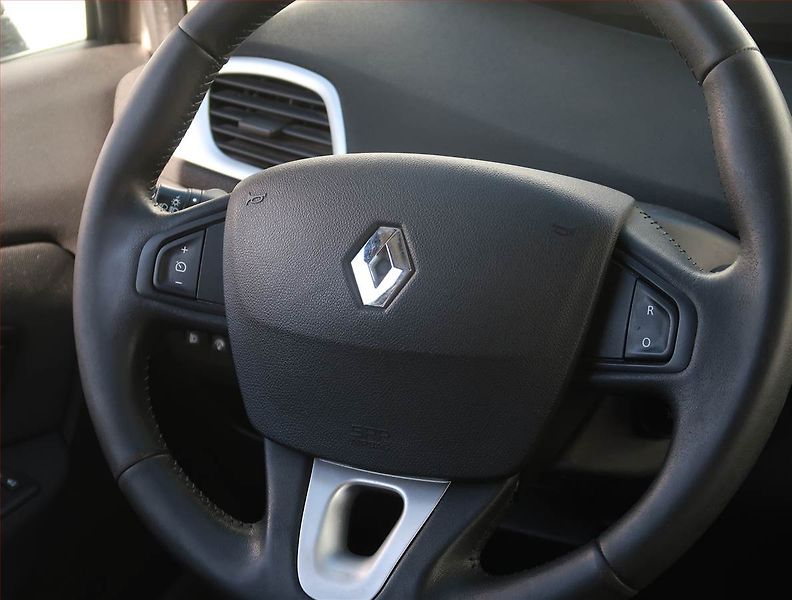 Renault Grand Scénic (2010) 1.9 dCi, ČR,1.maj, po STK - fotka 18 z 18