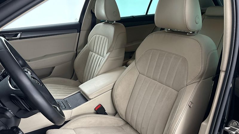 Škoda Superb 2.0 TDI DSG Style Combi - fotka 15 z 27