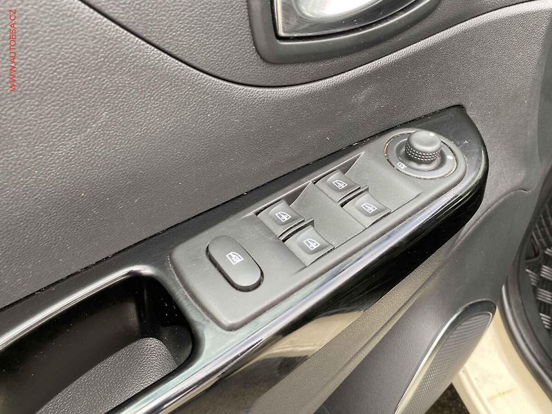 Renault Captur (2016) 0.9 TCe, ČR, AC, tempo, park - fotka 13 z 16