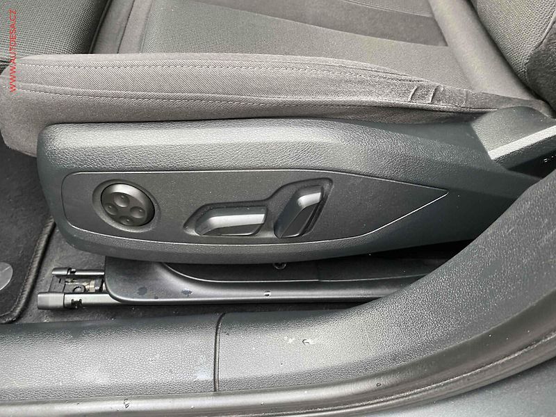 Audi A4 (2019) 2.0 TDi, S-line, AT, LED - fotka 14 z 19