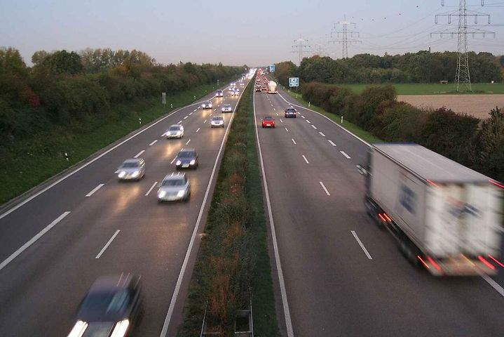 Nedodržení bezpečné vzdálenosti, neboli jízda takzvaně na nárazníku, patří k nejrizikovějším dálničním nešvarům. Na švýcarských silnicích vás taková chyba může stát doslova jmění.