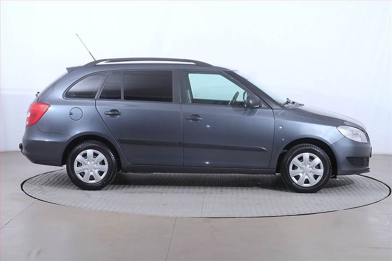 Škoda Fabia (2011) 1.4 16V, Serv.kniha - fotka 6 z 17