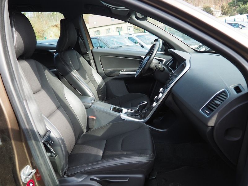 Volvo XC60 (2015) 2.4D D4 AWD - fotka 19 z 34