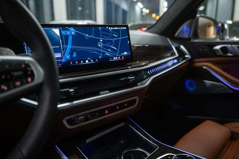 BMW X5 (2025) M30xD NEZÁVISLÉ MASÁŽE VZDUCH  - fotka 35 z 54