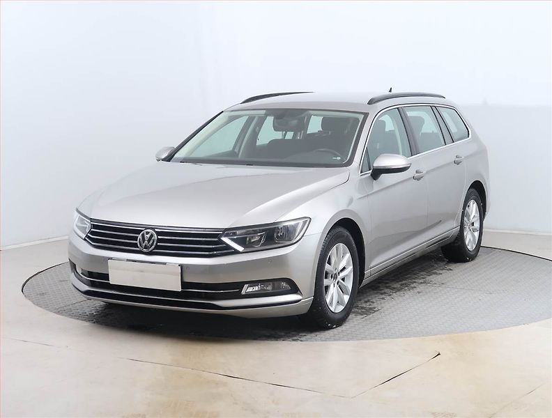 Volkswagen Passat (2016) 1.6 TDI, Serv.kniha, Navi - fotka 2 z 15